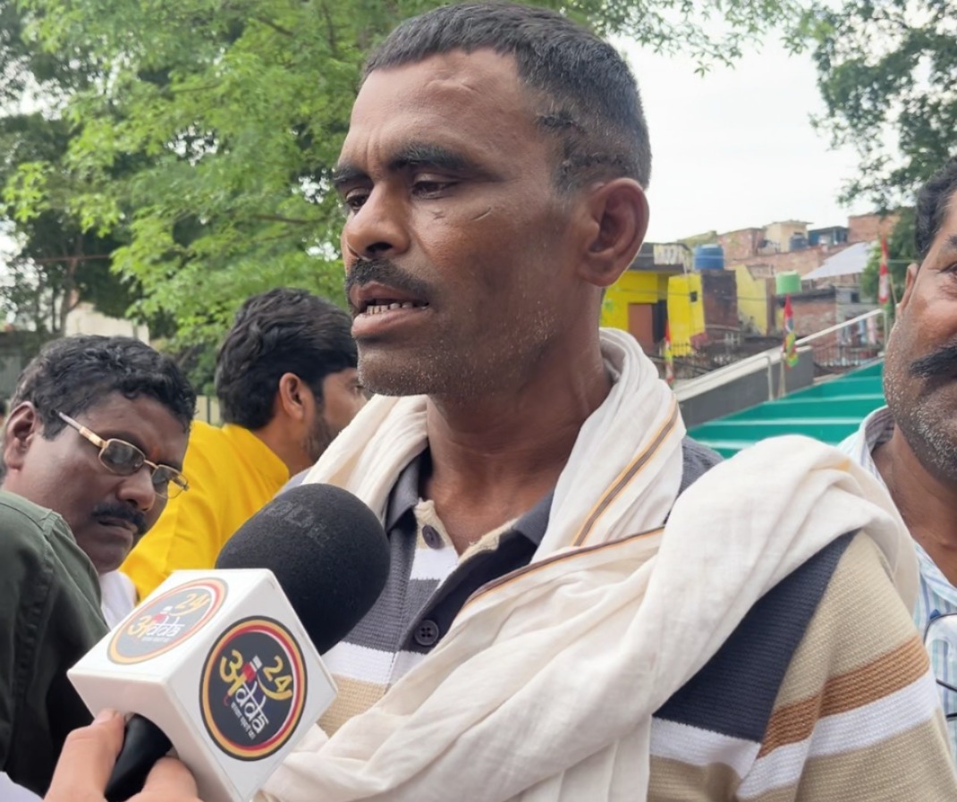 लखीमपुर खीरी में तेंदुए से भिड़ने वाले मिहीलाल गौतम को अखिलेश यादव ने किया सम्मानित लखीमपुर खीरी में तेंदुए से भिड़ने वाले मिहीलाल गौतम को अखिलेश यादव ने किया सम्मानित